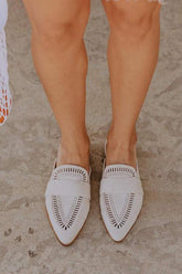 Flache Pantoletten mit hohler, spitzer Zehenpartie